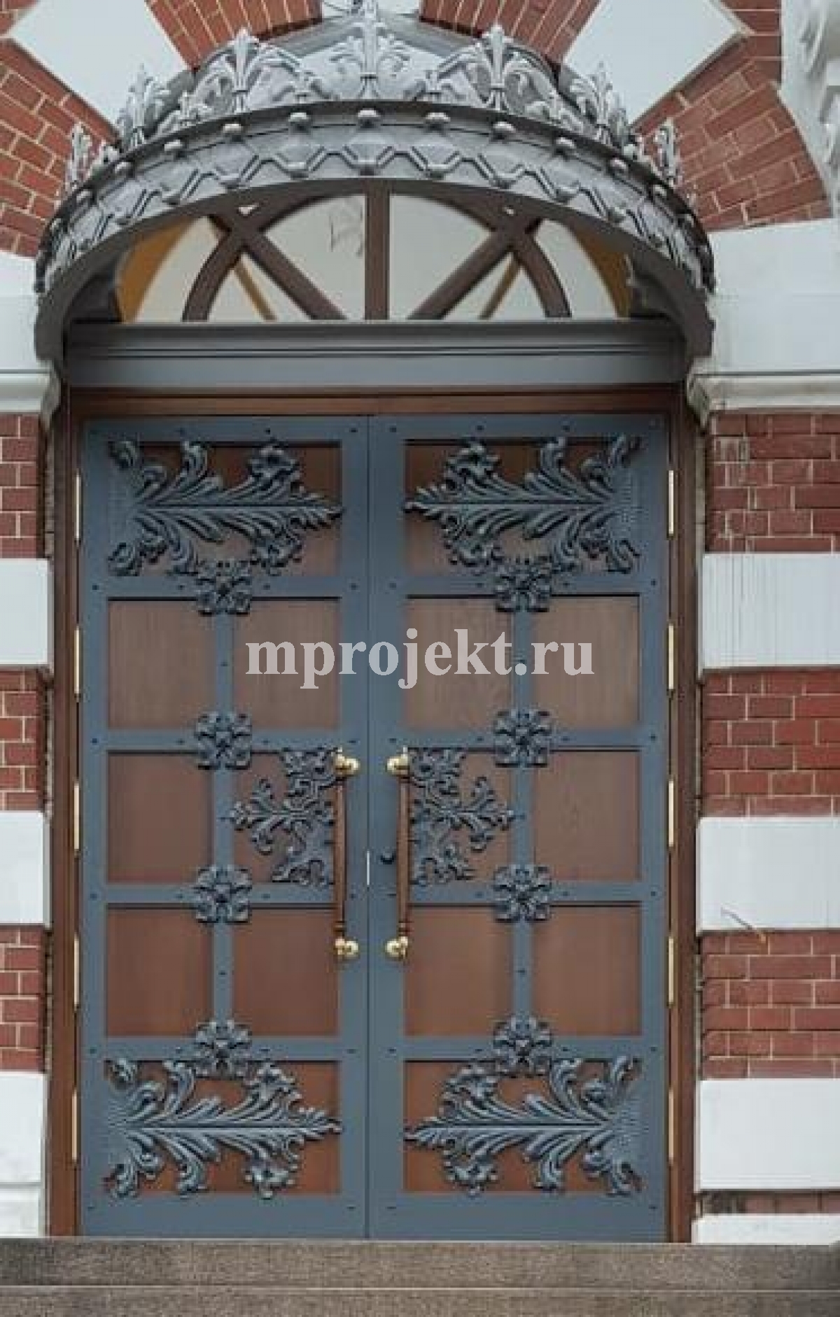 Двери входные с арочной фрамугой с раздельным  остеклением  и декоративной  кованной  накладкой
