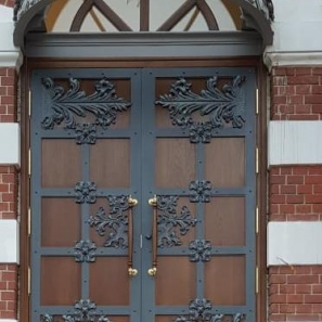 Двери входные с арочной фрамугой с раздельным  остеклением  и декоративной  кованной  накладкой