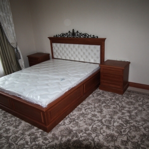 Кровать из массива дуба для гостиницы