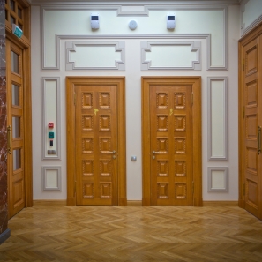 Двери из массива дуба в коридоре